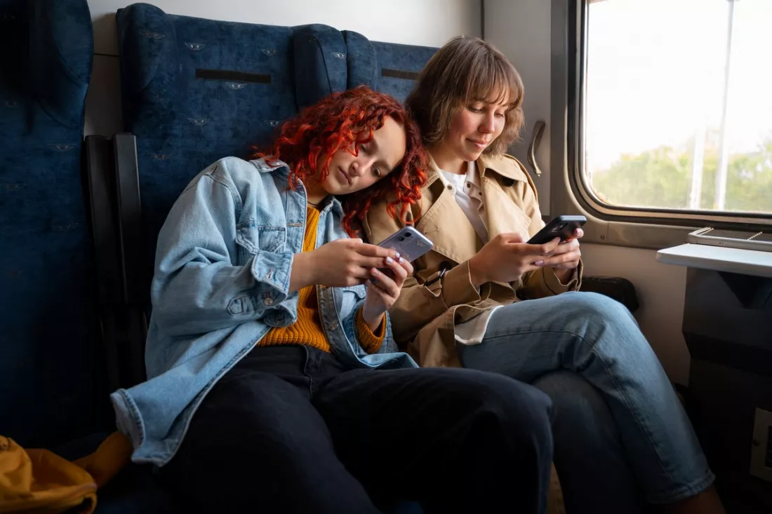 Amis voyageant ensemble en train