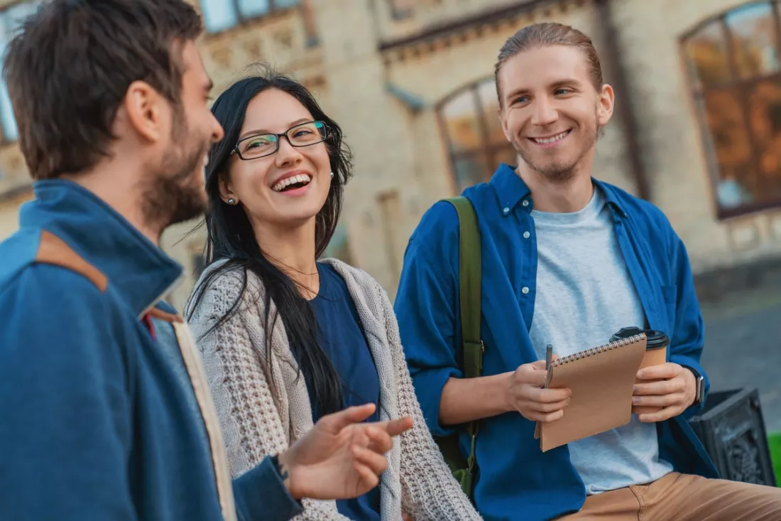 Des étudiants de différents pays sur un campus
